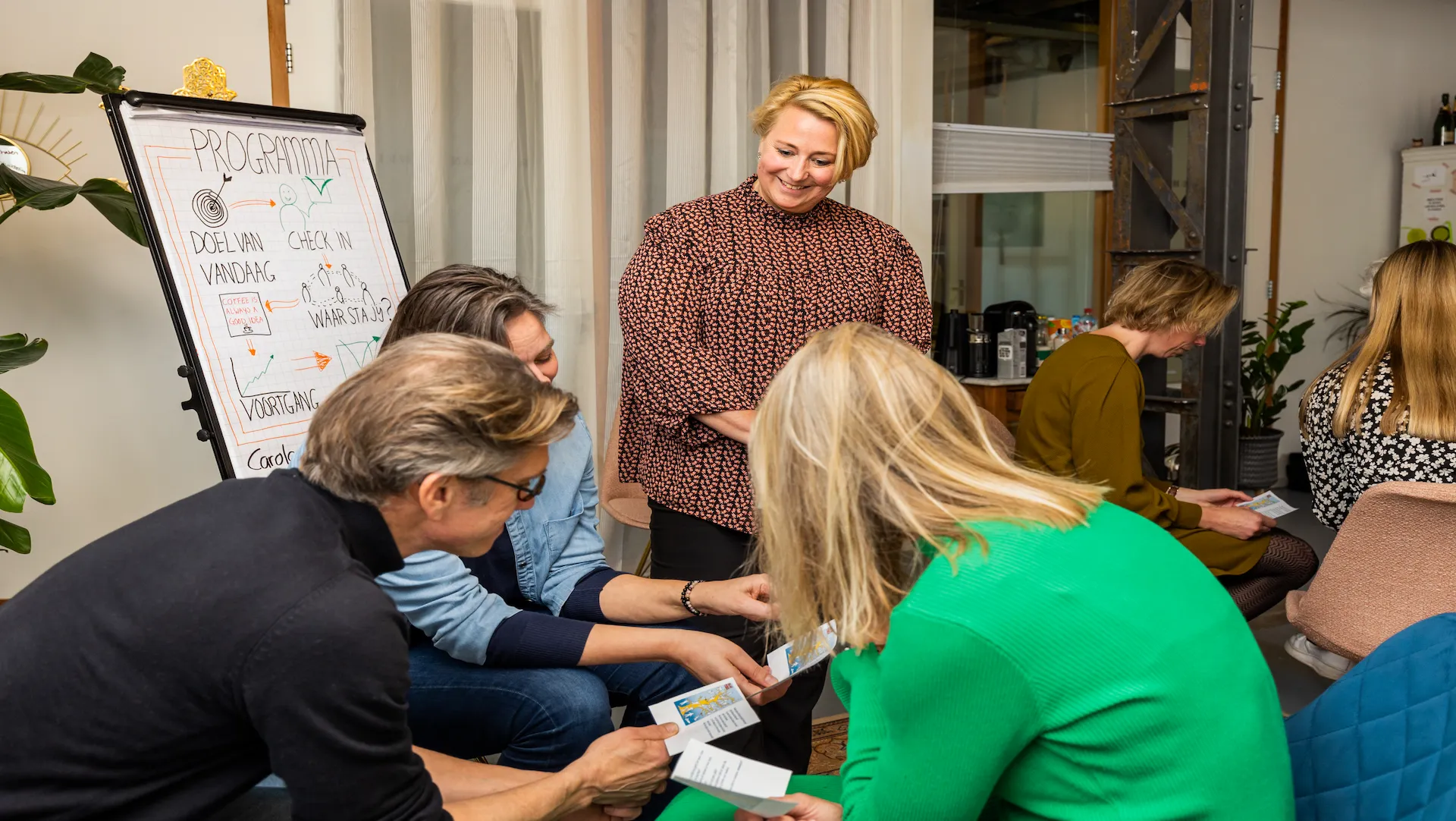 Carola Arxhoek die kijkt naar een groep die bezig is met de Focus Methode