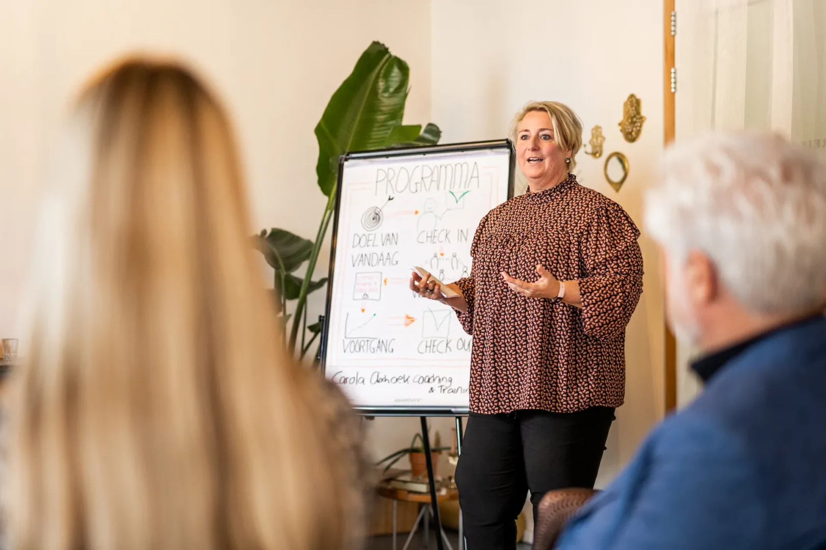 Cacola staat voor een whiteboard en legt de Focus Methode uit