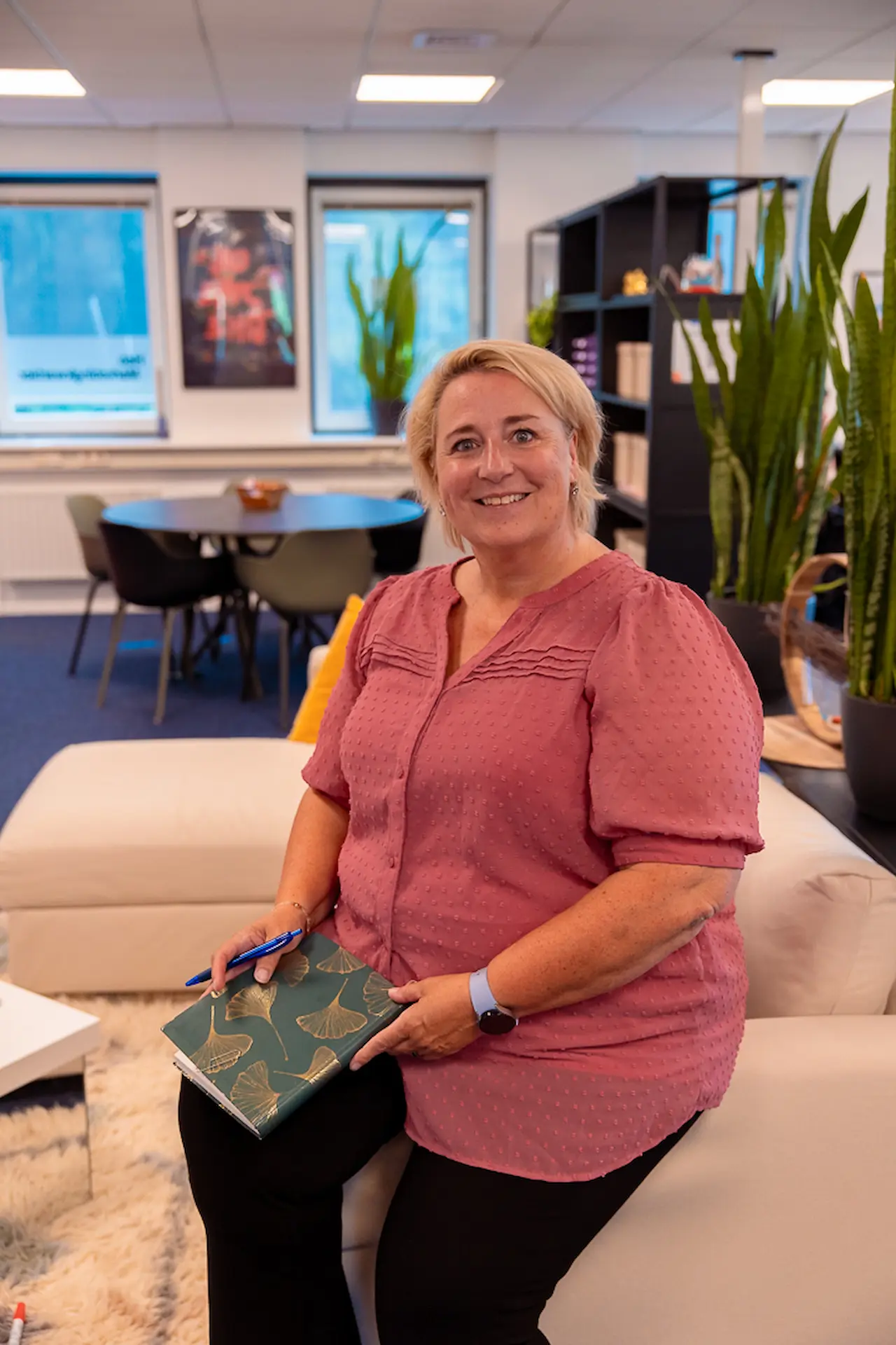 Carola Arxhoek staat ontspannen een boek te lezen over FocusMethode